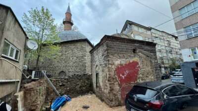 Tarihi Şeker Hoca Camii ve türbesi düzenleme bekliyor