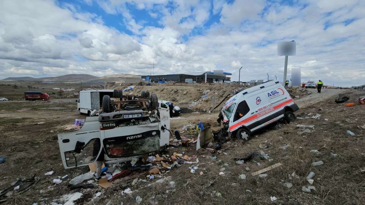 Kayseri’de ambulans ile kamyonet çarpıştı: 6 yaralı