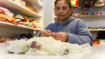 Bir kadının azmi: İğne ve iplikle ailesinin geçimini sağlıyor