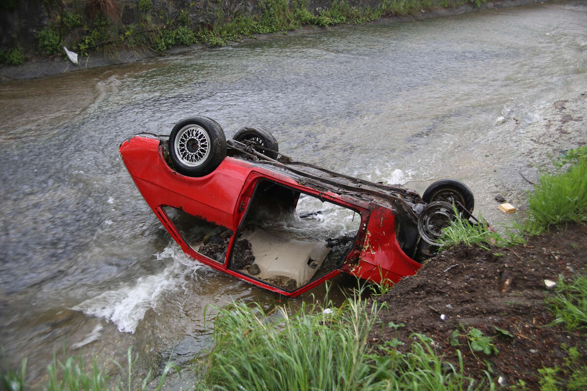 Bursa’da uzun süredir park halindeki otomobili dereye attılar