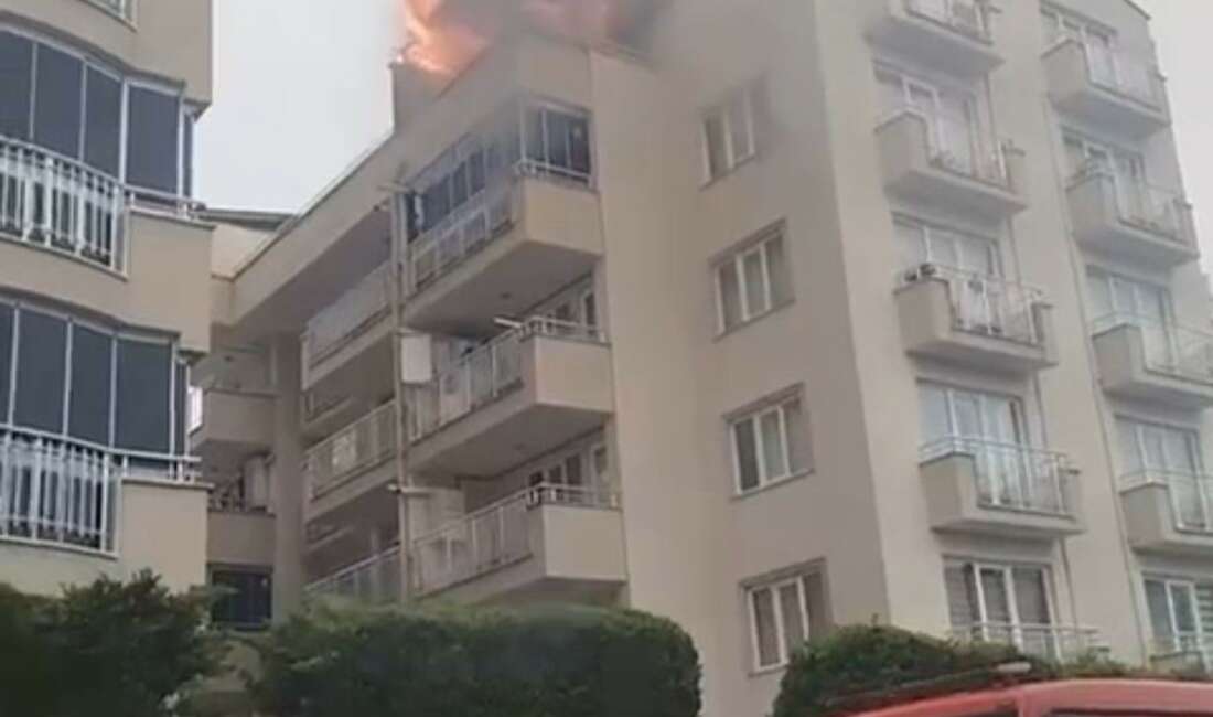 Bursa’da 5 katlı binanın çatısı alevlere teslim oldu Bursa'da bir binanın çatı