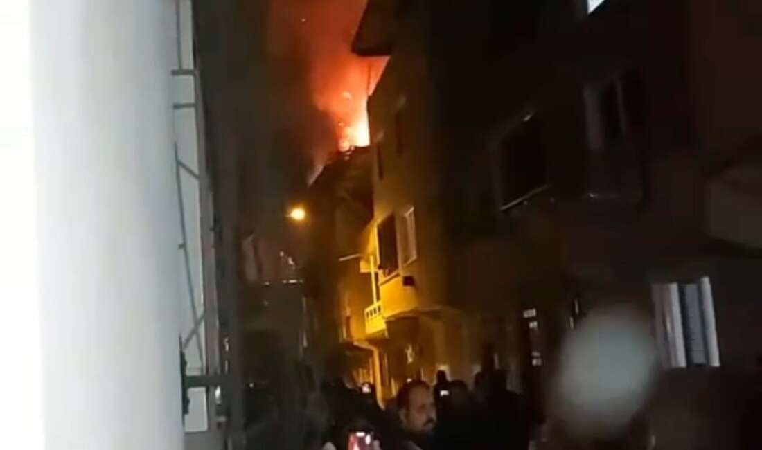 Binanın çatı katı alevlere teslim oldu Bursa'da 3 katlı binanın