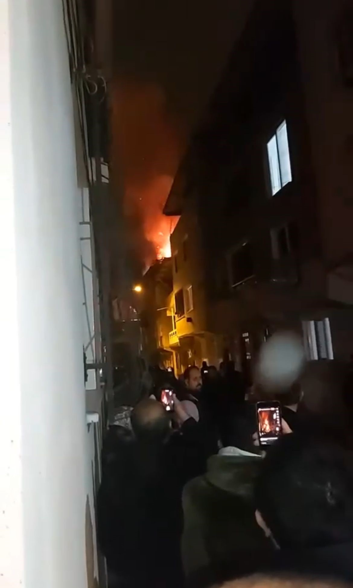 Binanın çatı katı alevlere teslim oldu