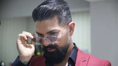 Ünlü sanatçının altın gözlüğüne değer biçilemiyor