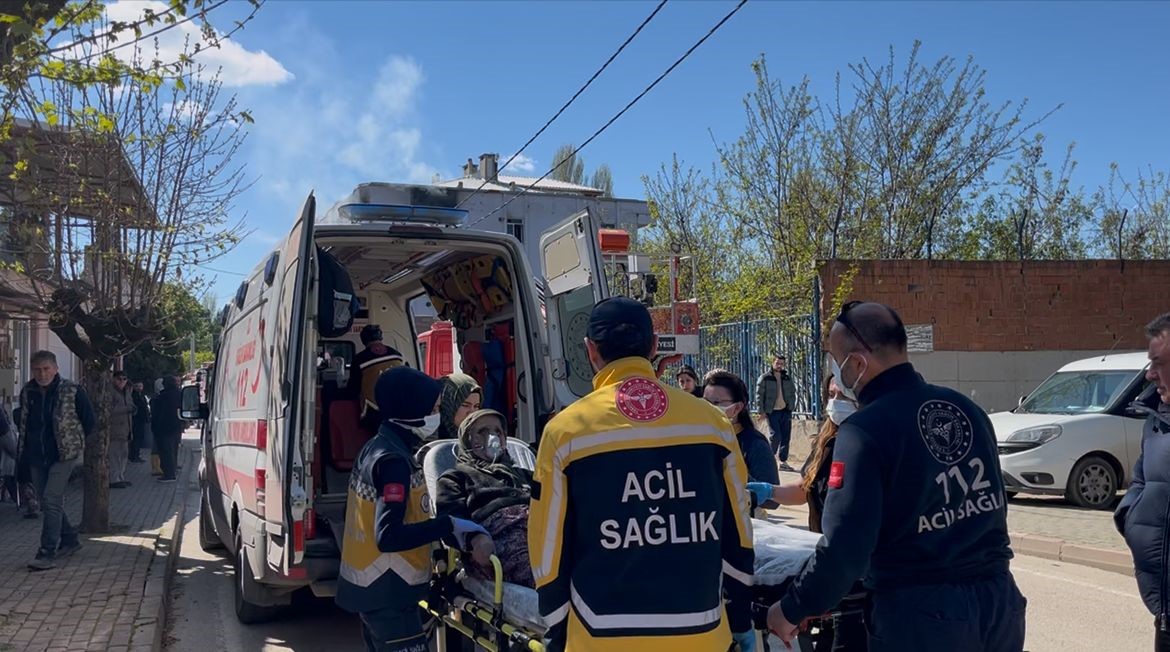 Alevlerin arasında kalan anne ve kızını itfaiye kurtardı