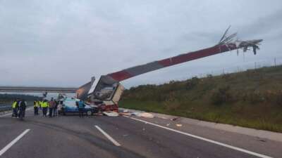 Manisa’da rüzgar türbini pervanesi taşıyan tır kazaya karıştı