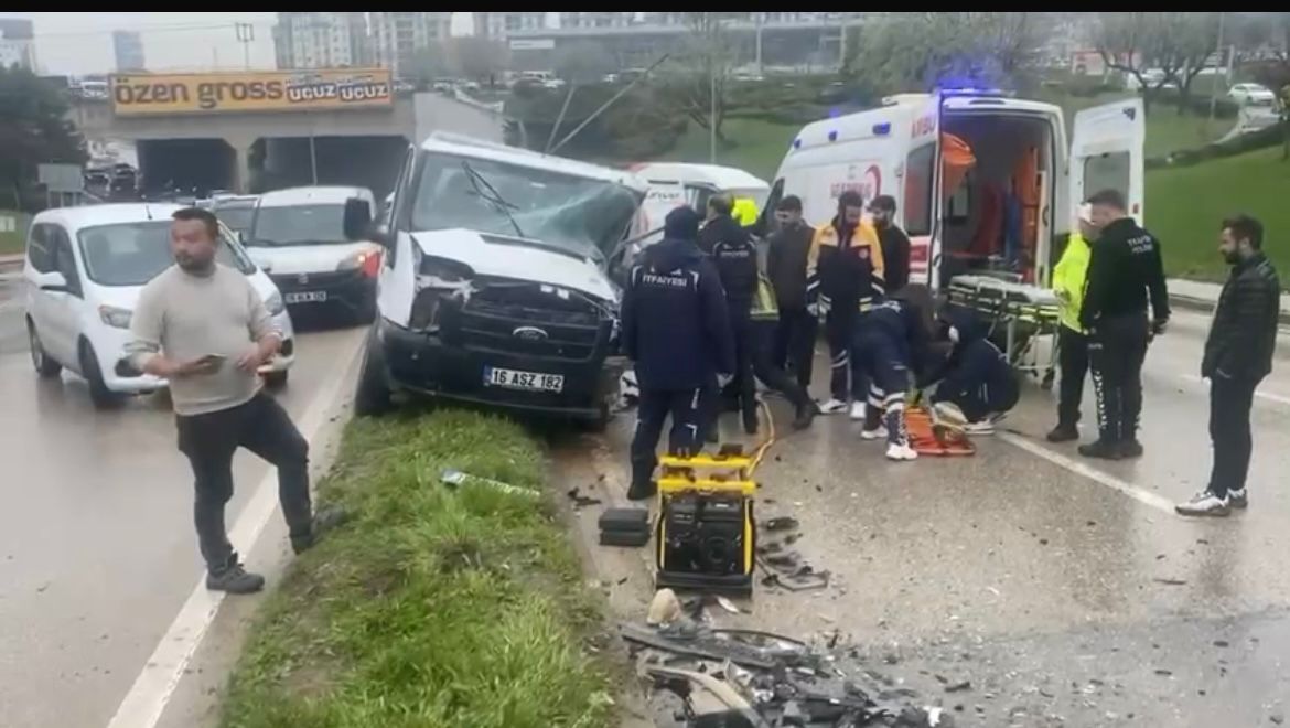 Yağmurda faciadan dönüldü…Kaza anı kamerada