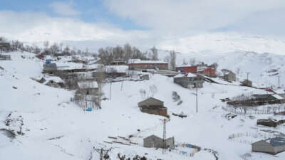 Muş’ta nisan karı yüksek kesimleri beyaza bürüdü