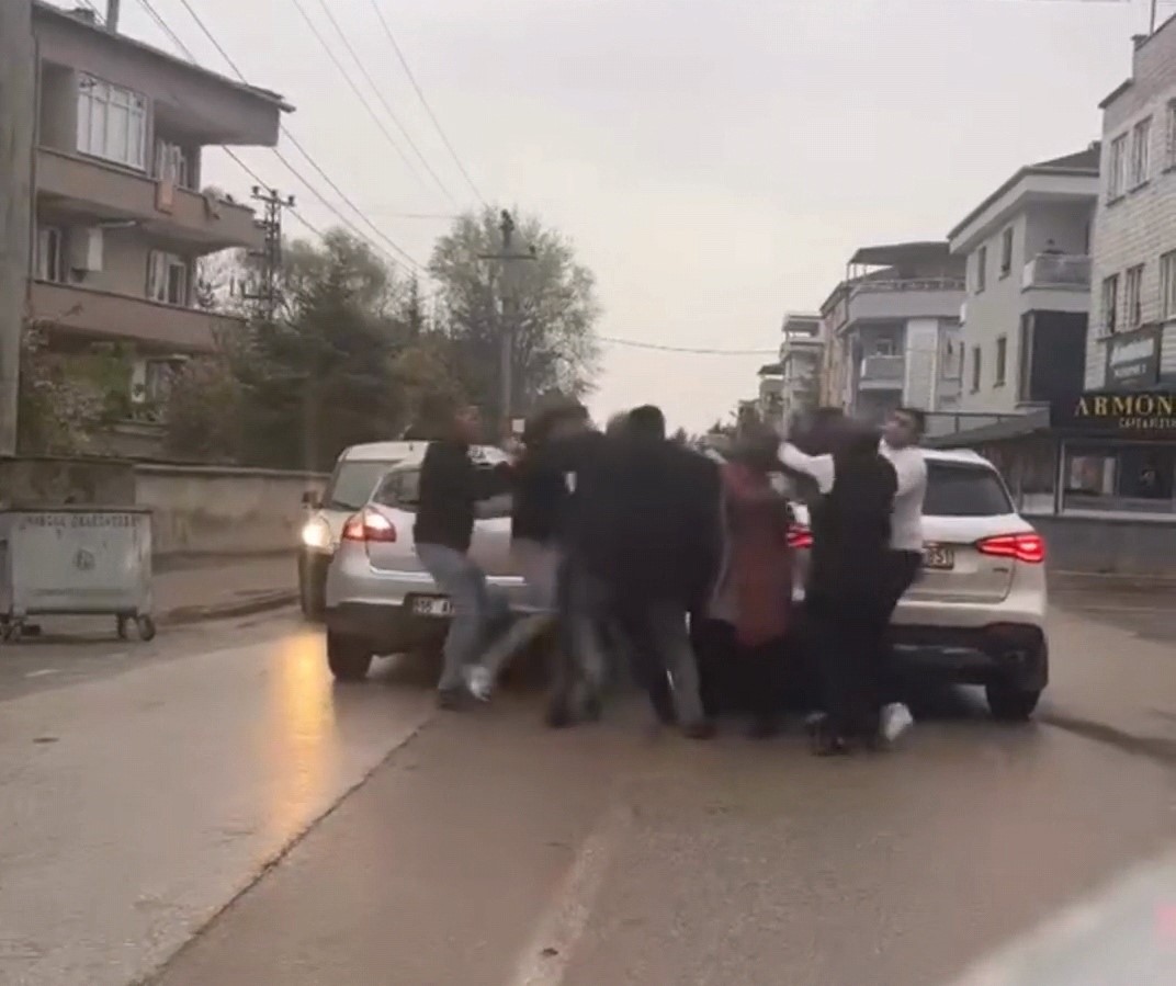 Bursa’da “yol verme” kavgası: Sürücüler ve yolcular birbirine girdi