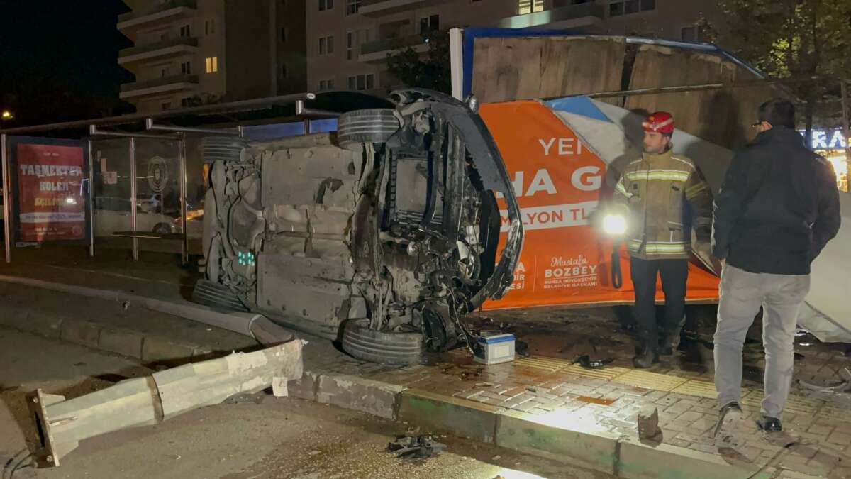Bursa’da aydınlatma direğine ve reklam panosuna çarpan araç takla attı: 1 ölü, 1 yaralı