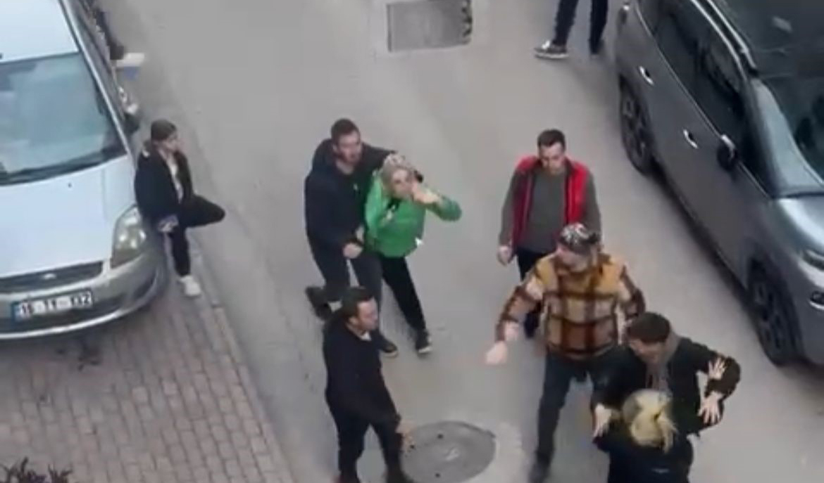 Bursa’da kadınlar birbirine girdi, mahalleli zor ayırdı