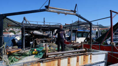 Foça’da balıkçı barınağında yangın: 3 tekne hasar gördü