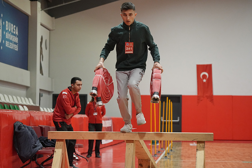 Sanki Survivor.. İtfaiye eri olabilmek için ter döktüler