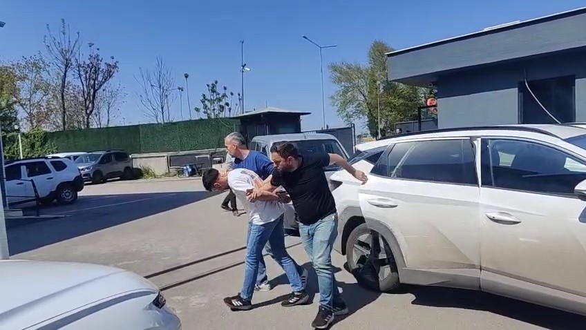 Bursa’da kuyumcu soymak için silah çekip ateş açan şüpheli ve arkadaşları yakalandı Bursa’da bir kuyumcuya girip