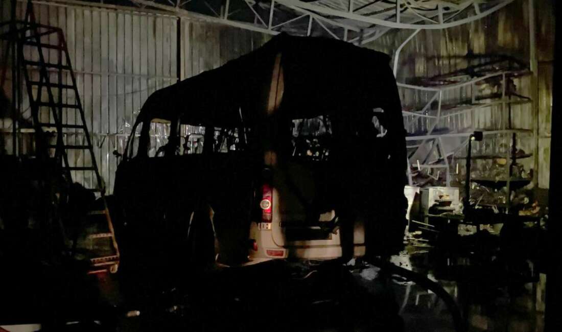 Servis minibüsünde çıkan yangın oto tamir dükkanına sıçradı Bursa'nın Osmangazi ilçesinde park