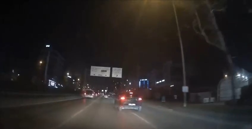 Makas atan araçlar, trafiği tehlikeye soktu Bursa’da 2 aracın yoğun