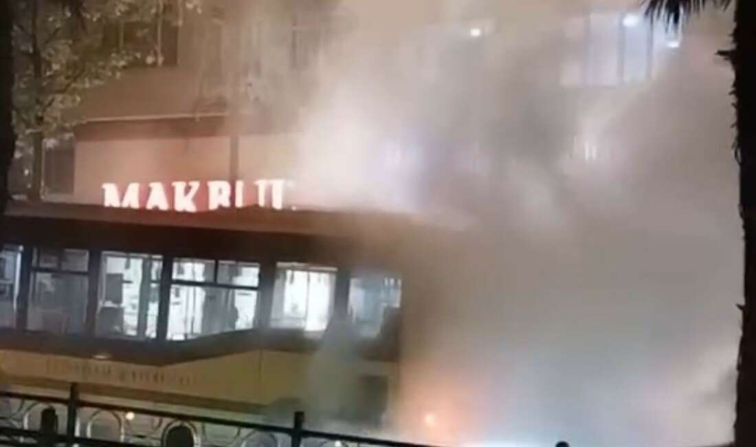 Belediye otobüsü arıza yaptı, çevreyi duman sardı Bursa’da belediye otobüsünün motor