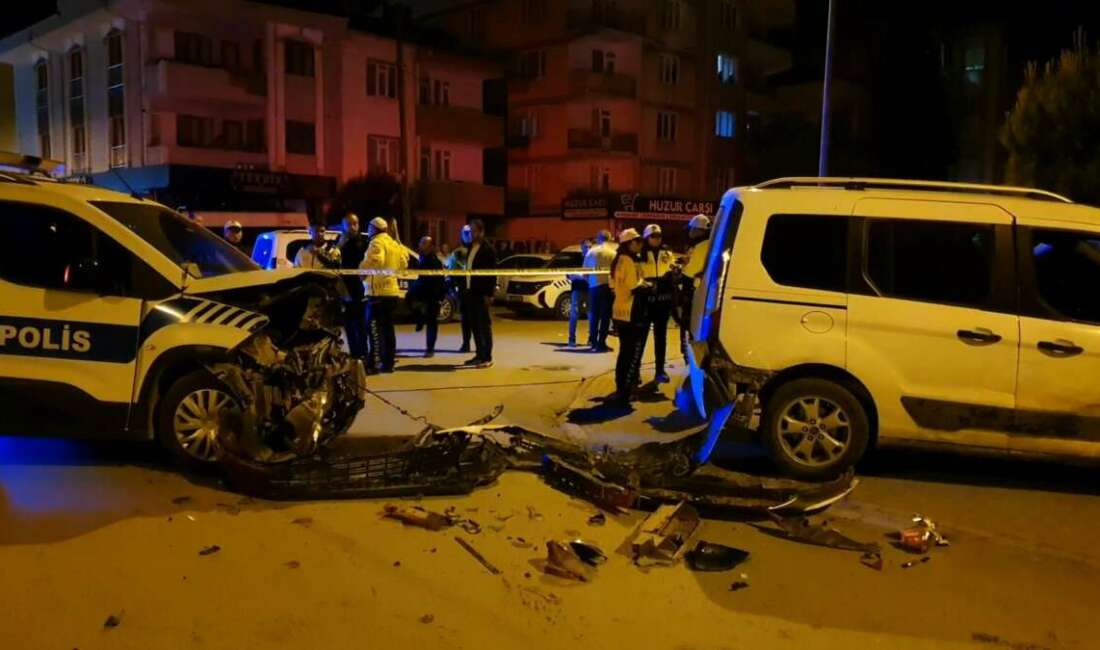 Polis aracının da karıştığı zincirleme kaza: 2 polis yaralı Bursa'nın İnegöl ilçesinde polis