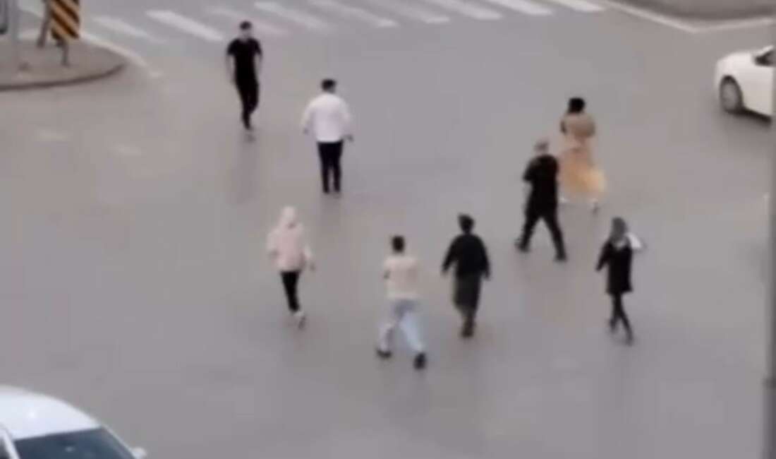 Mendilciler ile sürücü akan trafikte kavga etti Bursa'da mendil satanlar ile