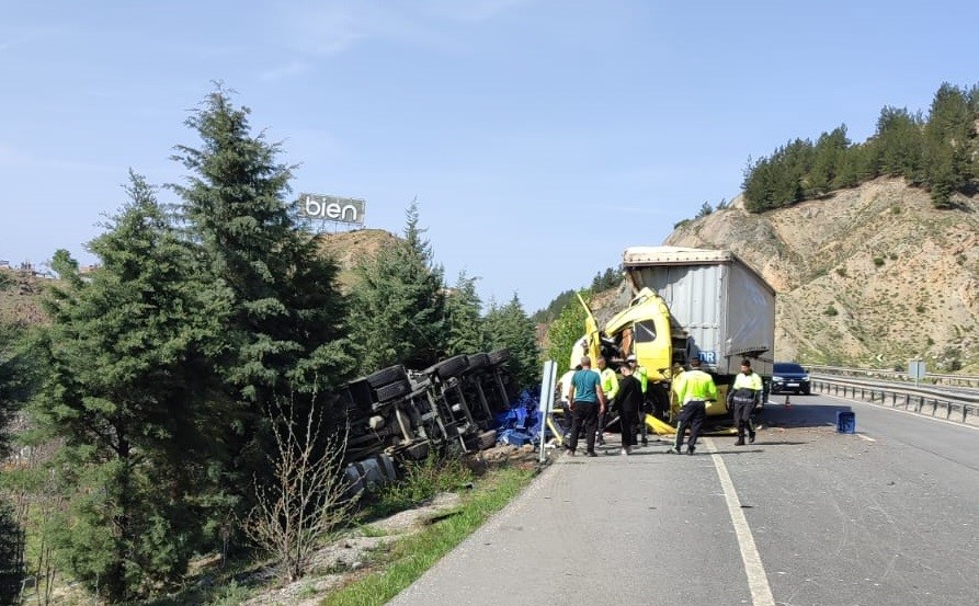 Bilecik’te 2 tırın çarpışmasını sonucu meydana gelen trafik kazasında 3 kişi yaralandı Bilecik'te arıza yaparak yolun