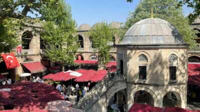 Bursa’da bahar kalabalığı! Tarihi çarşılarda insan seli yaşandı