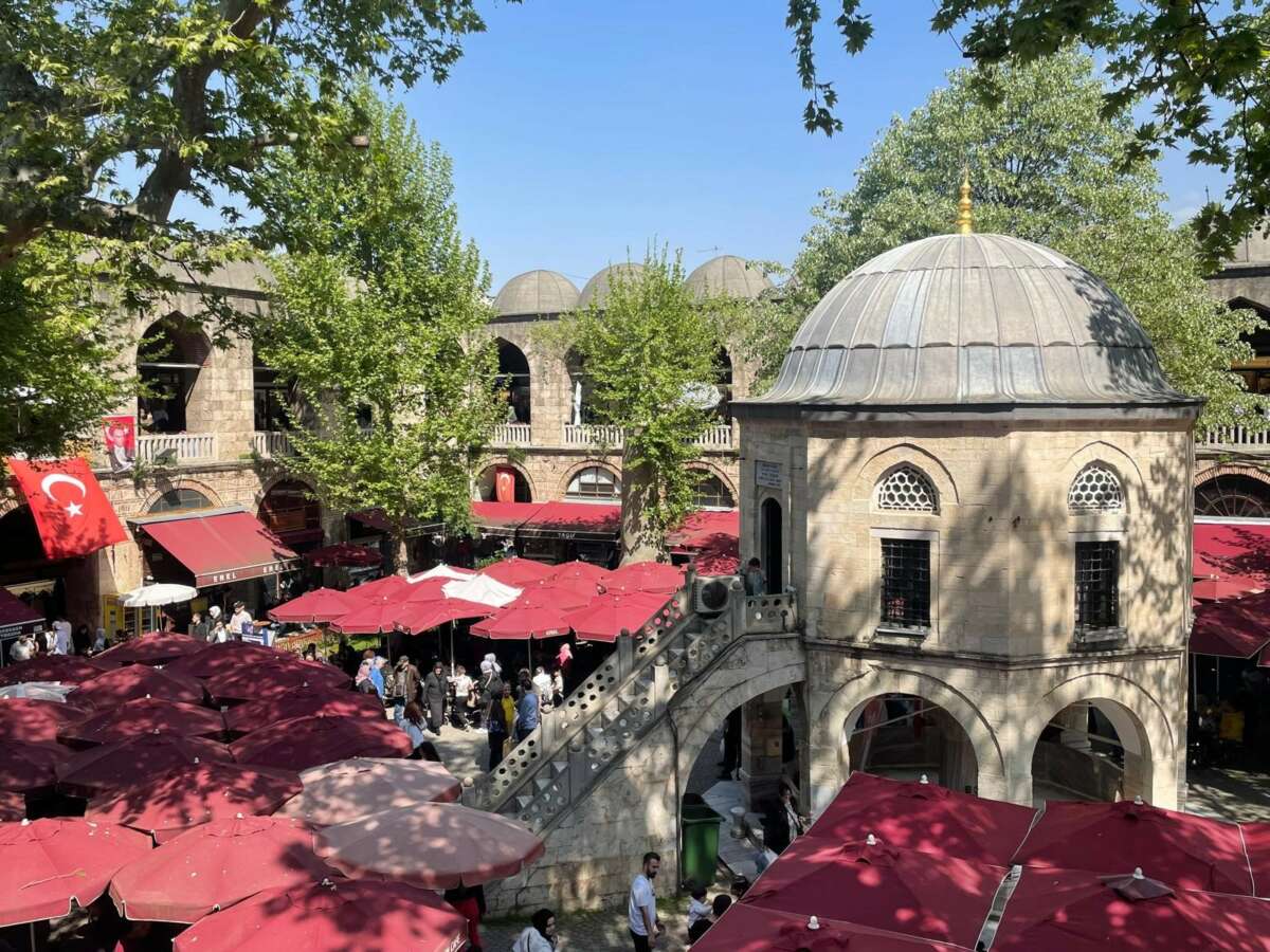 Bursa’da bahar kalabalığı! Tarihi çarşılarda insan seli yaşandı