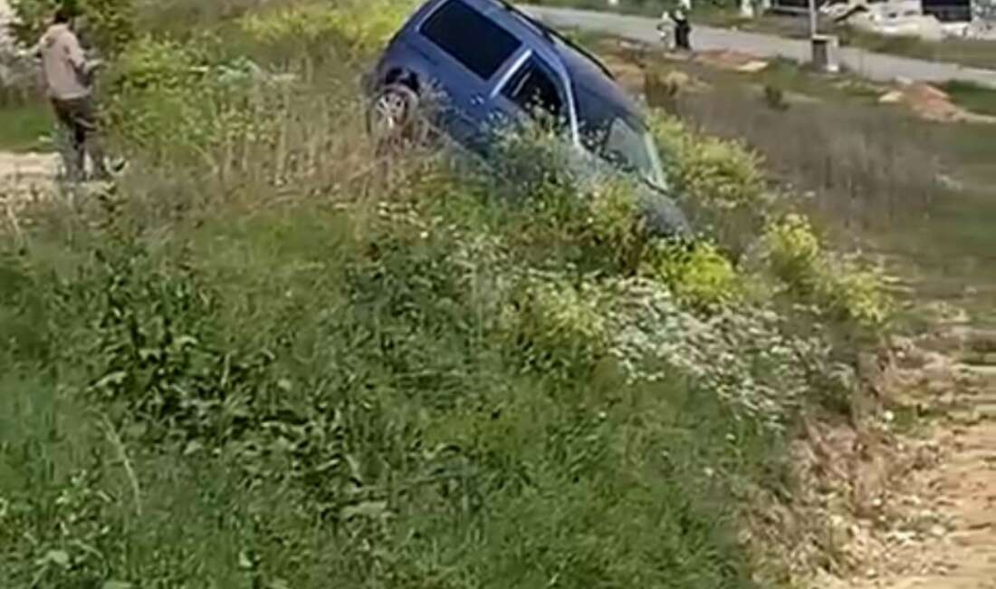 Bursa’da El freni çekilmeyi unutulan araç şarampole uçtu Bursa'da el freni çekilmeyen