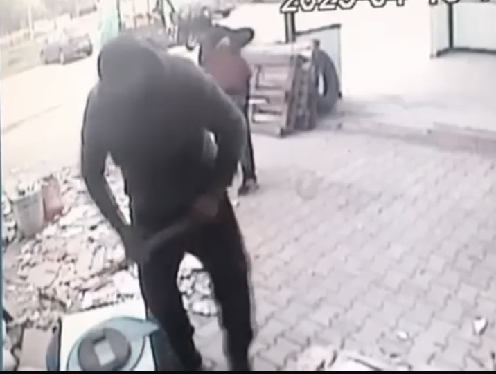 Bursa’da Rahat tavırlarla hırsızlık kamerada Bursa'da 2 şüpheli, sabah