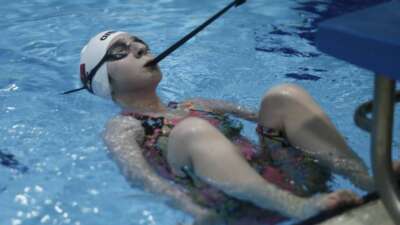 Yüzücü Esra, dişiyle tutunarak kulvara atladı