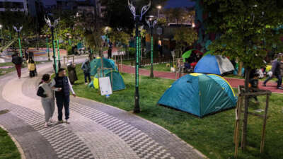 İstanbullular geceyi parkta kurdukları çadırlarda geçiriyor