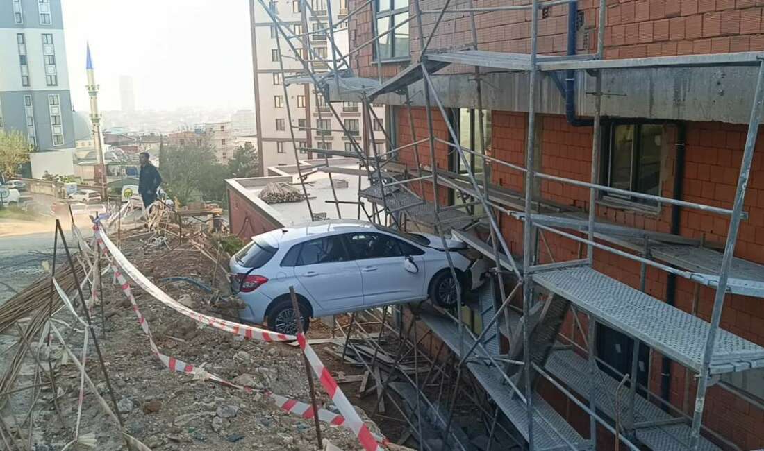 Görenler şaştı kaldı: Otomobilde mahsur kalan 4 kişi kurtarıldı Kartal'da kontrolden çıkan otomobil