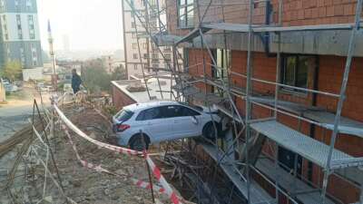 Kartal'da kontrolden çıkan otomobil istinat