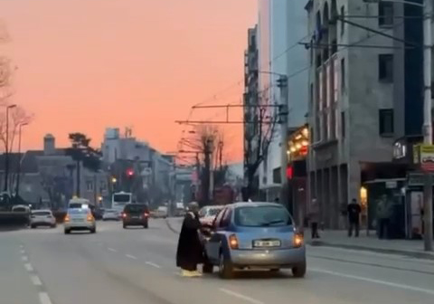 Bursa'da yolun ortasındaki otomobili