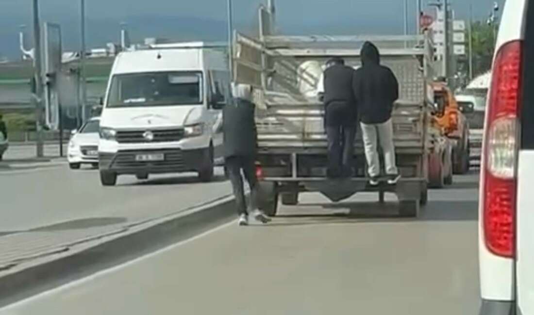 Kamyonetin arkasına tutunarak seyahat ettiler Bursa'da 3 genç, canlarını