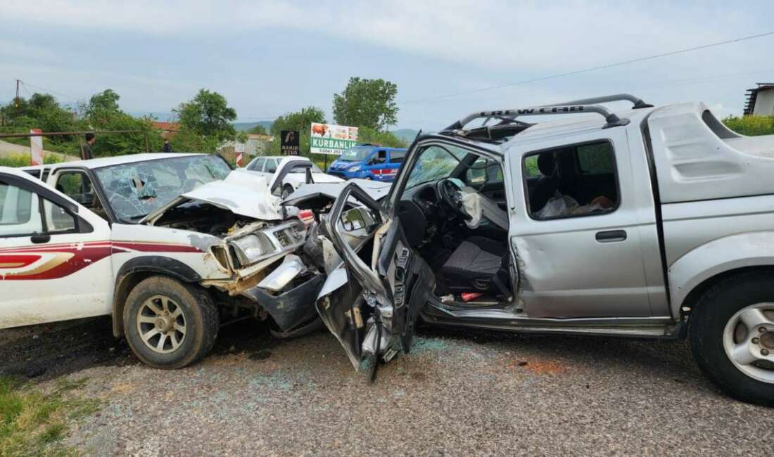 Bursa’da Otomobiller kafa kafaya çarpıştı: 1 ölü, 4 yaralı Bursa’nın Mustafakemalpaşa ilçesinde iki