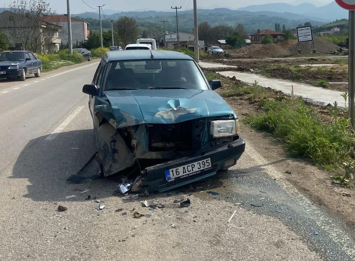 Bursa’da Traktör ile otomobil çarpıştı: 1’i çocuk, 3 yaralı