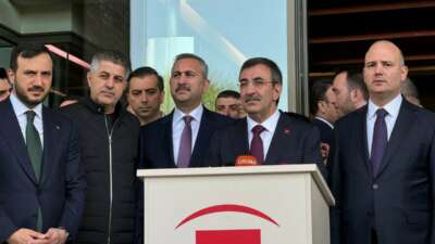 Cumhurbaşkanı Yardımcısı Cevdet Yılmaz, Sırrı Süreyya Önder’i ziyaret etmek için hastaneye geldi