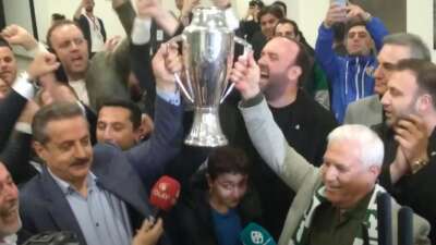 Faruk Çelik ve Mustafa Bozbey, Şampiyonluk Kupasını birlikte kaldırdı