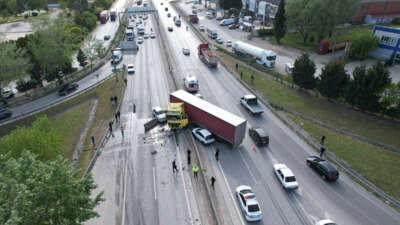 Sakarya D-100’de kontrolden çıkan tır karşı şeride geçti, ortalık savaş alanına döndü