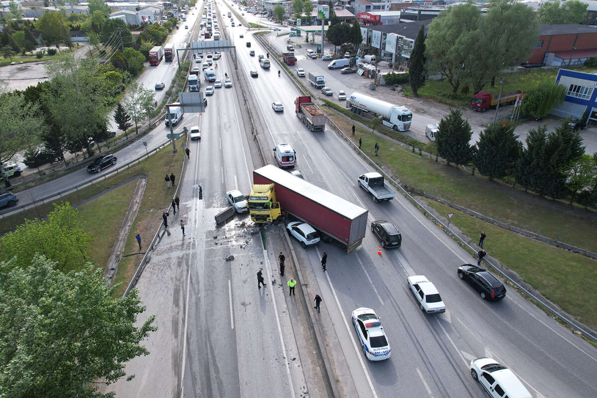 Sakarya D-100’de kontrolden çıkan tır karşı şeride geçti, ortalık savaş alanına döndü