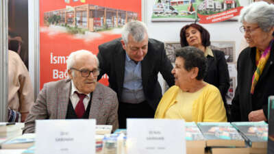 Şenal Sarıhan ve Zeki Sarıhan’a kitapseverlerden yoğun ilgi