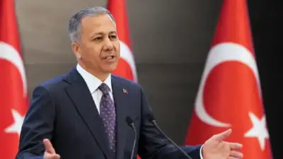 İçişleri Bakanı Ali Yerlikaya, kırmızı