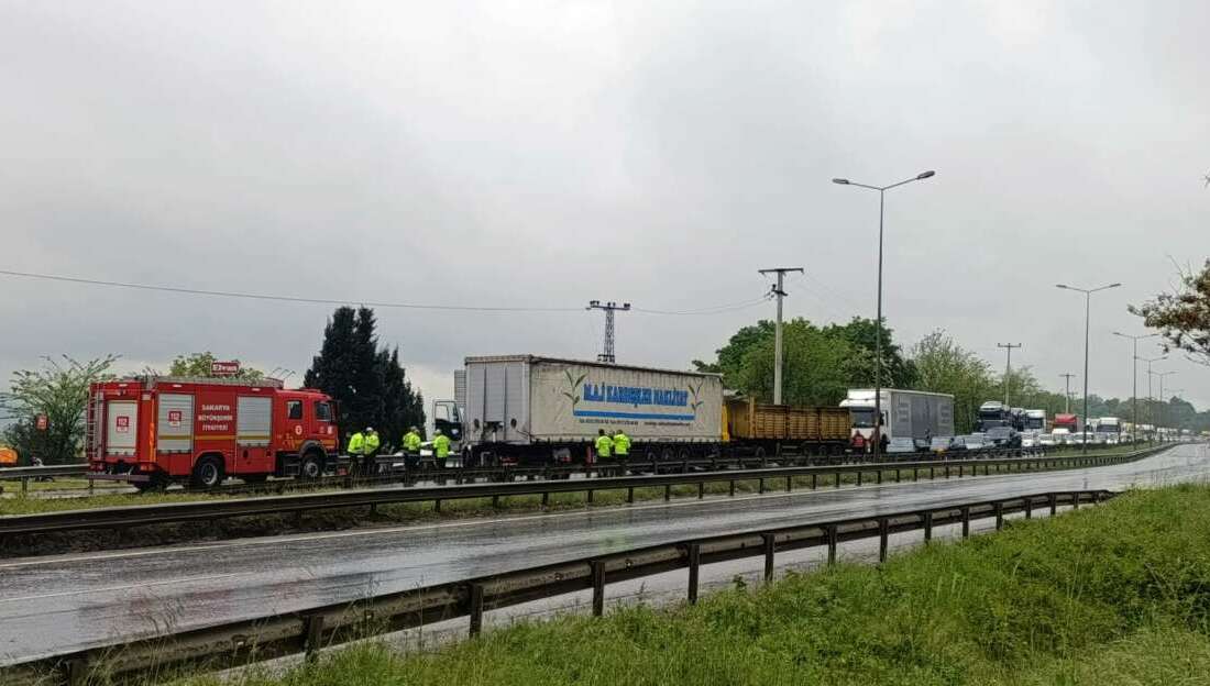 D-100’de 2 tır ve 2 otomobilin karıştığı zincirleme kaza: 1 yaralı Sakarya'nın Serdivan ilçesi D-100