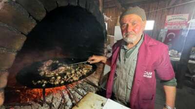 Dualı güveçlerden yemek için akın akın geliyorlar