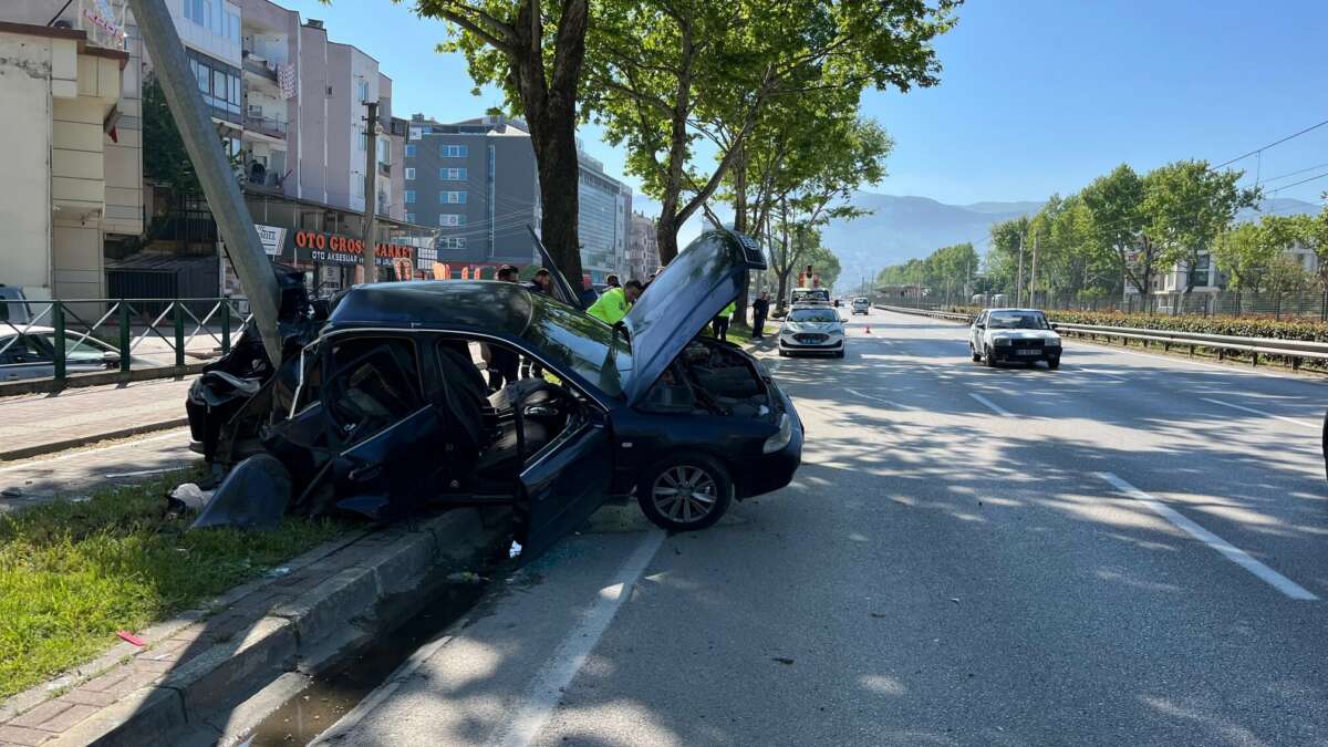 Otomobil Direğe Çarptı: 1’i Ağır 2 Kişi Yaralandı