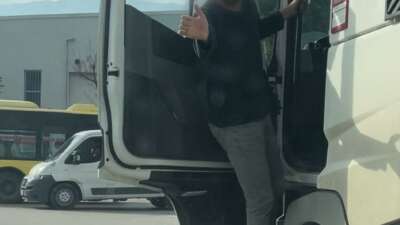 Trafikte korku dolu anlar…Aracından inen tır sürücüsünden çirkin hareketler