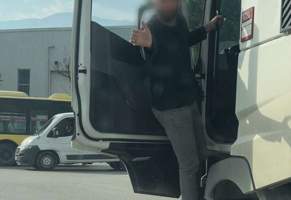 Trafikte korku dolu anlar…Aracından inen tır sürücüsünden çirkin hareketler Bursa'da bir otomobil sürücüsü