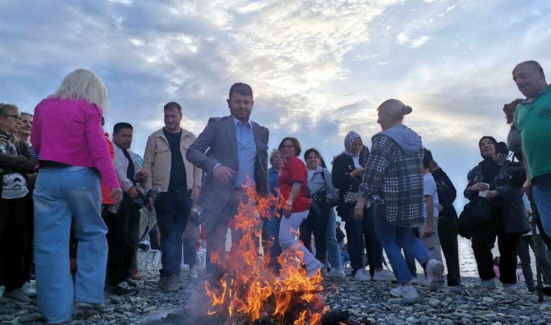 Hıdırellez ateşi sahilde yandı Bursa sahillerinde geleneksel hale gelen