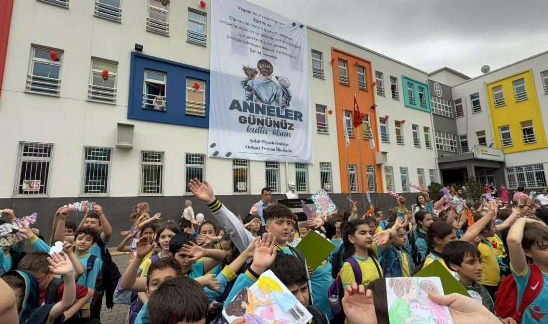 Bin 100 öğrenciden anneleri ağlatan sürpriz Bursa'da bin 100 öğrenci