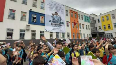 Bin 100 öğrenciden anneleri ağlatan sürpriz